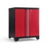 Förvaringsskåp med dörrar röd, PRO är ett elegant, modernt rött och svart förvaringsskåp med två dörrar, metallhandtag, justerbara ben och ett lås på den övre delen av den högra dörren.