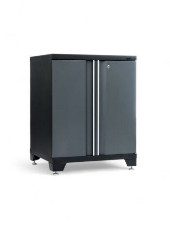Förvaringsskåp med dörrar grå, PRO är ett elegant, modernt mörkgrått förvaringsskåp i metall med två dörrar och silverhandtag på justerbara fötter. Dess minimalistiska design passar både kontor och verkstäder.