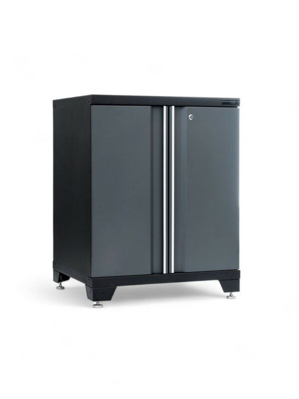 Förvaringsskåp med dörrar grå, PRO är ett elegant, modernt mörkgrått förvaringsskåp i metall med två dörrar och silverhandtag på justerbara fötter. Dess minimalistiska design passar både kontor och verkstäder.