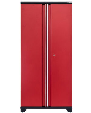 En Förvaringsskåp högskåp röd, PRO, med två röda metalldörrar med silverhandtag och ett nyckelhål på höger dörr, står på en svart bas med justerbara ben.