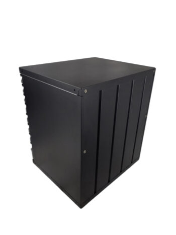 Ett grått Förvaringsskåp med dörrar PRO förvaringsskåp med fyrkantig metallkonstruktion med vertikala åsar på sidorna och ovansidan. Skåpet ses från en något förhöjd vinkel och har en vit bakgrund.