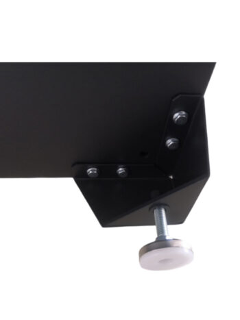 En närbild justerbara fötter som har ett svart metallfäste med skruvar fästa på en plan yta. En gängad bult med en vit plastfot sträcker sig nedåt från fästet, vilket indikerar dess syfte för utjämning eller stöd.