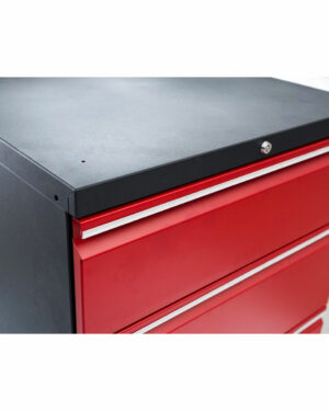 Verktygsskåp med 5 lådor grå, PRO har en närbild av sin grå metallram med en elegant och robust design. Bilden framhäver den övre delen med sitt silverlås och tre nedre lådor med silverhandtag.