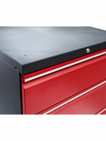 Verktygsskåp med 5 lådor grå, PRO har en närbild av sin grå metallram med en elegant och robust design. Bilden framhäver den övre delen med sitt silverlås och tre nedre lådor med silverhandtag.