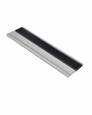 Magnetiska etiketthållare är en rektangulär metallklämma med slät yta, upphöjd mittparti och räfflade kanter. Designad för att säkra material, den har en enkel men funktionell design i metalliskt silver.