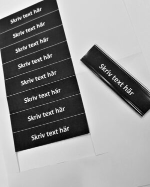 Ett vertikalt arrangemang av svart 