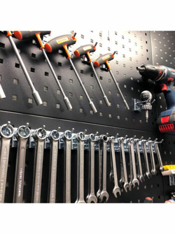 Verktygstavla PRO SERIES pegboard, i svart, visar silvernycklar och T-handtag sexkantnycklar snyggt i rader. En sladdlös borrmaskin är monterad till höger, allt i en väl upplyst verkstadsmiljö.