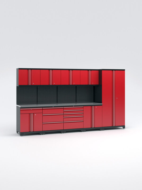 Garageinredning med 9 delar - set 2, röd, PRO" är ett rött och svart modulärt garageförvaringssystem med flera skåp, lådor, hyllor, en övre pinnbräda för verktyg, en nedre arbetsbänksyta och extra förvaring. Set mot en vanlig bakgrund.