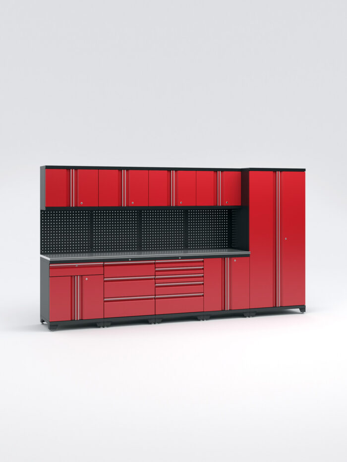 Garageinredning med 9 delar - set 2, röd, PRO" är ett rött och svart modulärt garageförvaringssystem med flera skåp, lådor, hyllor, en övre pinnbräda för verktyg, en nedre arbetsbänksyta och extra förvaring. Set mot en vanlig bakgrund.