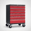A red Verktygsvagn med 6 lådor - Röd, PRO rullande verktygsvagn med sex lådor och fyra länkhjul, mot en enfärgad ljus bakgrund.