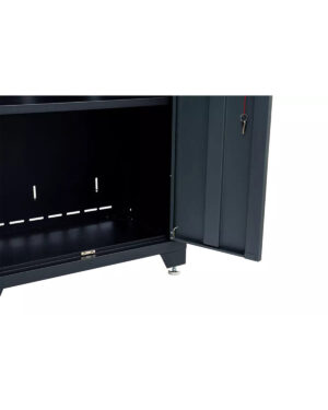 Öppet Förvaringsskåp högskåp grå, CLASSIC metallskåp med delvis öppen dörr som visar en tom inredning. En nyckel dinglar från låset på dörren. Skåpet sitter på små metallfötter. .