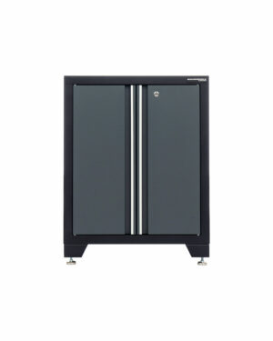 Förvaringsskåp med dörrar grå, CLASSIC är ett förvaringsskåp i metall med mörkgrå finish, två vertikala handtag, justerbara ben för stabilitet och ett lås i det övre högra hörnet på höger dörr. Den har en elegant och modern design.