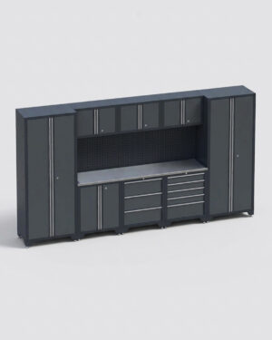 Ett stort grått modulärt förvaringsskåpssystem för garage, ”Garageinredning med 8 delar – set 1, CLASSIC”, bestående av höga sideskåp, överskåp, nedre lådor och en arbetsbänk med en bakvägg av hålplåt, avbildat mot en enfärgad vit bakgrund.