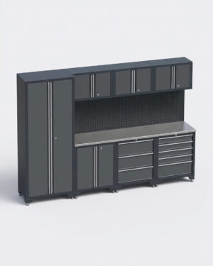 En stor, grå Garageinredning i 7 delar – set 1, CLASSIC-system med höga skåp, övre och nedre lådor samt en arbetsyta med bänkskiva i rostfritt stål och en bakvägg av hålplåt.