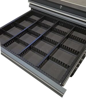 Lådavdelare PRO SERIES är en metalllåda med 16 rektangulära fack åtskilda av svarta mellanväggar. Lådan är delvis öppen och avslöjar ett snyggt organiserat förvaringssystem som är perfekt för små föremål eller verktyg.