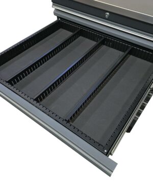 Lådavdelare PRO SERIES är en metalllåda med 4 rektangulära fack åtskilda av svarta mellanväggar. Lådan är delvis öppen och avslöjar ett snyggt organiserat förvaringssystem som är perfekt för små föremål eller verktyg.