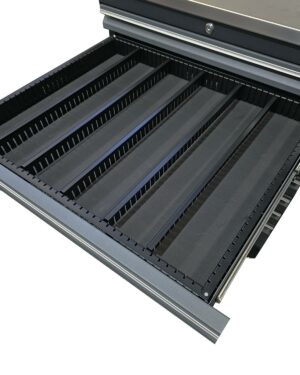 Lådavdelare PRO SERIES är en metalllåda med 6 rektangulära fack åtskilda av svarta mellanväggar. Lådan är delvis öppen och avslöjar ett snyggt organiserat förvaringssystem som är perfekt för små föremål eller verktyg.