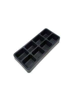 Svart plastbricka med åtta rektangulära fack ordnade i två rader. Facken är jämnt stora och brickan är placerad på en vanlig vit bakgrund.