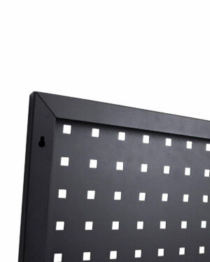 Närbild av Verktygstavla CLASSIC SERIES, en svart metalltavla med ett rutnät av fyrkantiga hål. Skivan har en fasad kant och inkluderar en nyckelhålsspår för montering i övre vänstra hörnet.