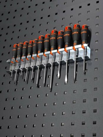 Ett Skruvmejselhållare 370 mm ställ visar snyggt upp vertikala rader av orange och svarta skruvmejslar i olika storlekar och typer på en perforerad mörk vägg.