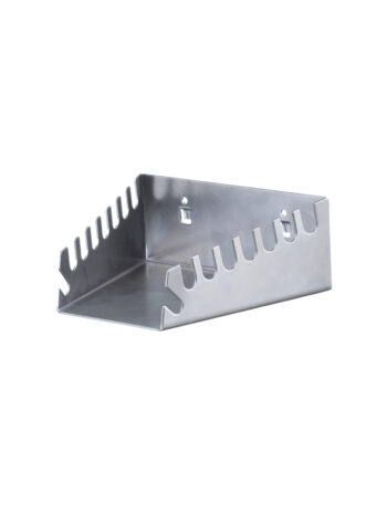 Ringnyckelhållare liggande är en silvermetallisk triangulär hylla med slitsad design på båda sidor, perfekt för att organisera eller säkert förvara föremål. Den har en reflekterande yta, släta kanter och följer en minimalistisk stil.