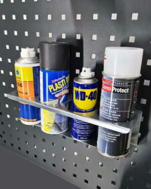 En sprayburkshållare 320mm är monterad på en perforerad plåtbräda i metall, prydligt organiserade olika sprayburkar som kontaktrengöring, Plasti Dip, WD-40 och en skyddande spray för enkel åtkomst.