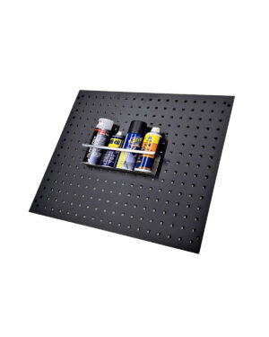 Sprayburkshållare 320mm monterad på en svart perforerad metallpanel med jämnt fördelade fyrkantiga hål. Hållaren har en plan yta och en böjd kant och i den står 4st burkar med smörjmedel och sprayfärg.