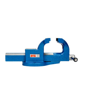 Skruvstäd BAHCO 6072 100 mm, som väger 6 kg, är ett bänkskruvstäd i blått metall. Den har en märkesetikett på sidan och ett handtag för justering av käftarna, designat för att säkert hålla föremål för bearbetning eller montering. Bakgrunden är vanlig vit.