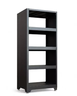 Förvaringshylla svart, PRO är en hög metallhylla med en elegant modern design i svart, med fyra hyllor. Den står på fyra små fötter och står mot en vanlig vit bakgrund.