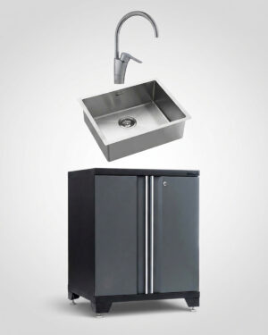 Förvaringsskåp + diskho / blandare - Grå, PRO har ett handfat i rostfritt stål med en svängd kran ovanför ett grått förvaringsskåp med dubbeldörrar och silverhandtag, mot en ljusgrå bakgrund.