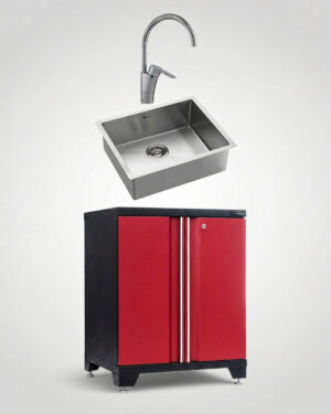 Förvaringsskåp + diskho / blandare - Röd, PRO har en rostfri diskho och kran monterad på ett rött och svart skåp med två dörrar, mot en ljusgrå bakgrund.