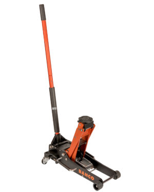 DOMKRAFT BAHCO ALUMINIUM BH1A2500A är en röd och svart hydraulisk golvdomkraft med ett långt handtag, perfekt för att lyfta fordon. Den har en robust bas med hjul för enkel rörlighet, och visar stolt varumärket "Bahco" på sin sida.