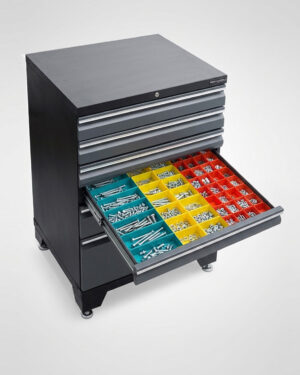 PRO SERIES Sortimentlådor S/M/L verktygsskåp är en verktygslåda i svart metall med flera lådor, varav en är öppen för att visa organiserade sortimentlådor med diverse skruvar och fästelement i gula, blå och röda brickor.