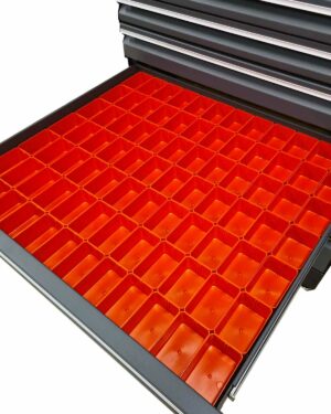 Lådan till Sortimentlådor verktygsskåp PRO SERIES uppvisar ett rutnätsliknande arrangemang av tomma orangea lådor i en metallisk förvaringsenhet avsedd för verktyg eller smådelar.