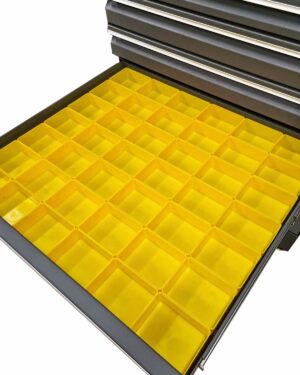 Öppen låda till metallförvaringsenheten, prydligt fylld med små gula lådor från Sortimentlådor verktygsskåp PRO SERIEN.