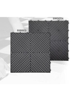 Två fyrkantiga golvplattor visas: en med räfflad struktur och en med slät finish. Den räfflade SWISSTRAX® prov golvplattor visar ett strukturerat, diagonalt linjemönster, medan den släta versionen har en plan yta. Båda plattorna är svarta och korrekt märkta.