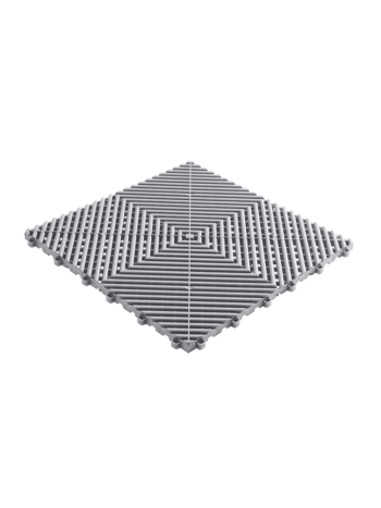 SWISSTRAX RIBTRAX golvplattor i Pearl-Silver har en diamantformad 3D-design med jämnt fördelade horisontella linjer som bildar ett koncentriskt mönster, vilket skapar en optisk illusion av djup och komplexitet med en metallisk textur.