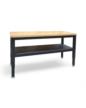 Vi presenterar Arbetsbänk med hylla svart, PRO: Denna eleganta arbetsbänk i trä har en ljusbrun bordsskiva kompletterad med en mörk nedre hylla. Den har justerbara svarta metallben och erbjuder en robust design, vilket gör den idealisk för olika uppgifter i din verkstad eller garage.