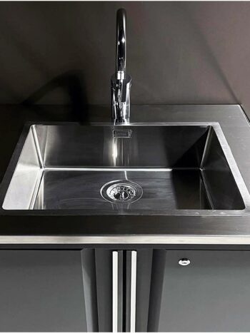 Diskho med blandare monterad i garageinredning