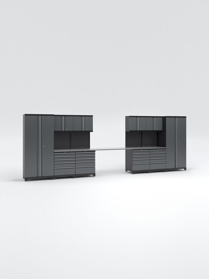 Garageinredning med 10 delar - set 2, grå, PRO är ett modulärt förvaringssystem med höga skåp, lådor och en anslutande arbetsyta med en elegant och modern design i mörkgrå och silverhandtag mot en vanlig vit bakgrund.