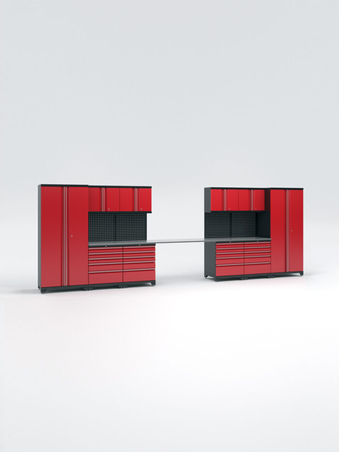 Garageinredning med 10 delar - set 2, röd, PRO har röda och svarta modulära förvaringsskåp med flera lådor och vertikala fack. En silverbänkskiva förbinder de två enheterna, medan pegboards är monterade ovanför lådorna mot en vanlig vit bakgrund.