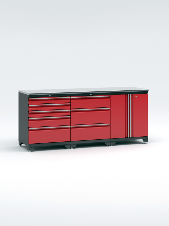 Ett elegant, rött garageförvaringssystem kallat "Garageinredning med 3 delar - set 1, röd, PRO," har flera lådor och en vertikal sektion till höger. Den står på fyra stadiga fötter mot en ljus bakgrund.