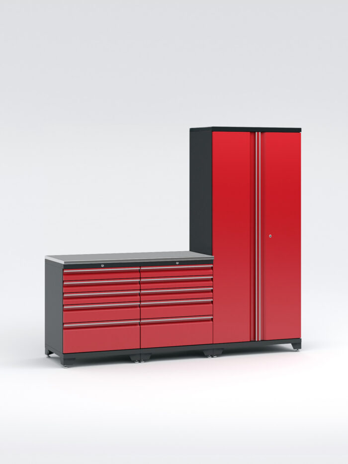 Garageinredning med 3 delar - set 2, röd, PRO är en modern förvaringsenhet med röd och svart design, med flera lådor till vänster och ett högskåp till höger, alla utrustade med snygga metalliska handtag. Den står på en vit yta mot en vanlig vit bakgrund.