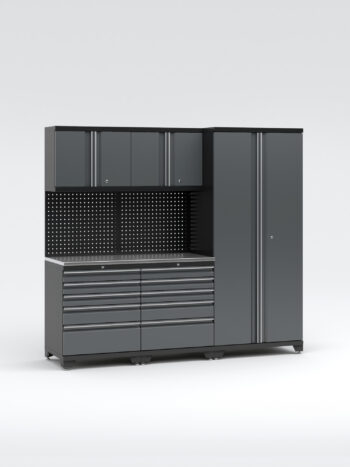 Garageinredning med 5 delar - set 1, grå, PRO är en snygg mörkgrå modulär verkstadsförvaringslösning med högskåp, väggskåp, vinklade hyllor och perforerad bakpanel för verktyg. Dess moderna design står organiserade mot en vanlig vit bakgrund.