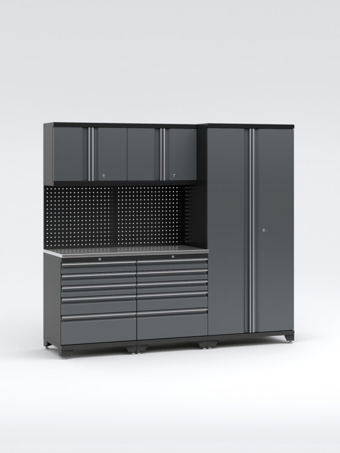 Garageinredning med 5 delar - set 1, grå, PRO är en snygg mörkgrå modulär verkstadsförvaringslösning med högskåp, väggskåp, vinklade hyllor och perforerad bakpanel för verktyg. Dess moderna design står organiserade mot en vanlig vit bakgrund.