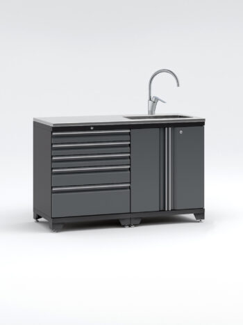 Garageinredningen med 5 delar - set 2, grå, PRO är en elegant arbetsstation i metall designad med handfat och hög kran. Den innehåller flera stängda lådor och skåpdörrar, har kromdetaljer och står på justerbara fötter mot en vanlig vit bakgrund.