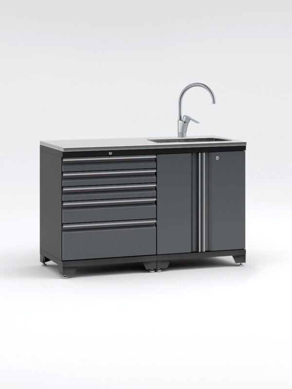 Garageinredningen med 5 delar - set 2, grå, PRO är en elegant arbetsstation i metall designad med handfat och hög kran. Den innehåller flera stängda lådor och skåpdörrar, har kromdetaljer och står på justerbara fötter mot en vanlig vit bakgrund.