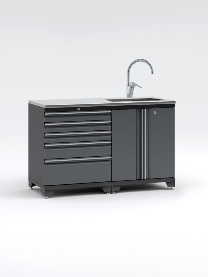 Garageinredningen med 5 delar - set 2, grå, PRO är en elegant arbetsstation i metall designad med handfat och hög kran. Den innehåller flera stängda lådor och skåpdörrar, har kromdetaljer och står på justerbara fötter mot en vanlig vit bakgrund.