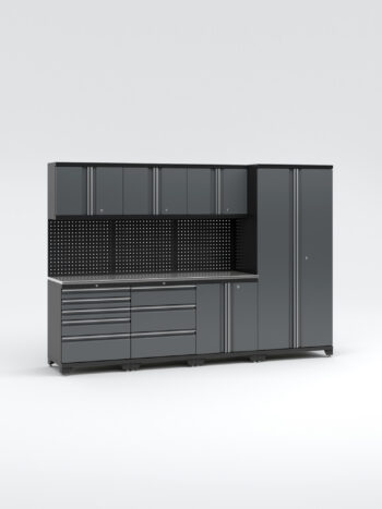 Garageinredning med 7 delar - set 1, grå, PRO har ett grått modulärt förvaringssystem med över- och underskåp, en lådenhet och ett högskåp till höger. Den innehåller en perforerad metallbaksida för upphängning av verktyg, allt mot en vit bakgrund.