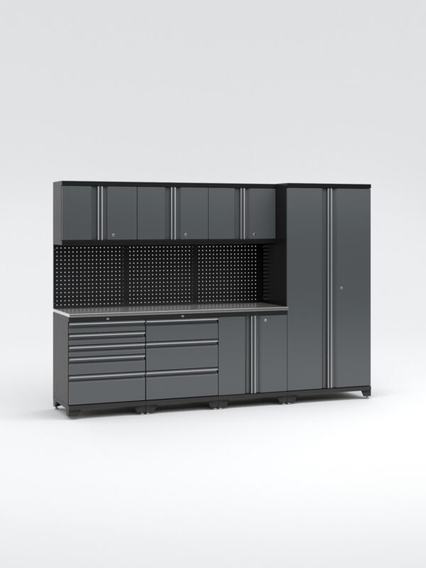 Garageinredning med 7 delar - set 1, grå, PRO har ett grått modulärt förvaringssystem med över- och underskåp, en lådenhet och ett högskåp till höger. Den innehåller en perforerad metallbaksida för upphängning av verktyg, allt mot en vit bakgrund.